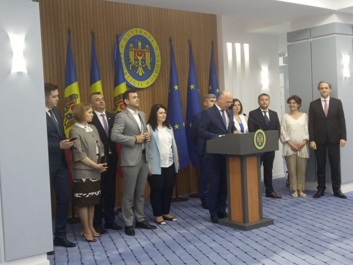 Guvernul Filip demisionează: Nu vrem să se mai facă presiuni pe oameni demni cum sunt medicii, polițiștii sau profesorii