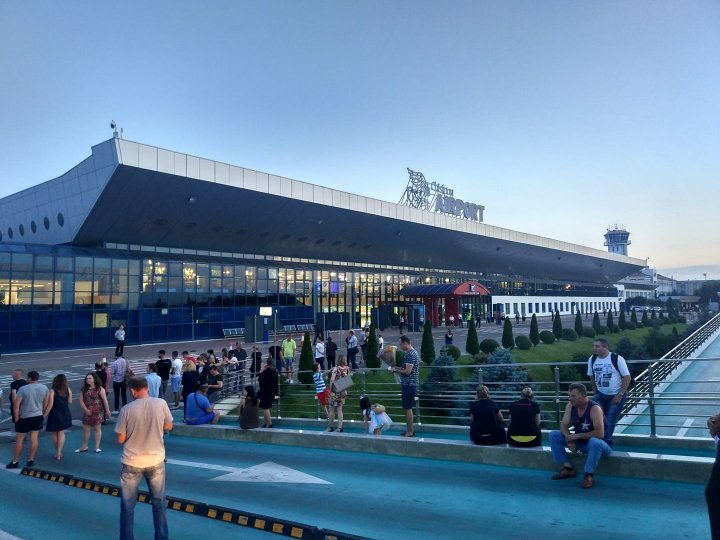 ALERTĂ CU BOMBĂ LA AEROPORT. Oamenii au fost evacuați (FOTO)