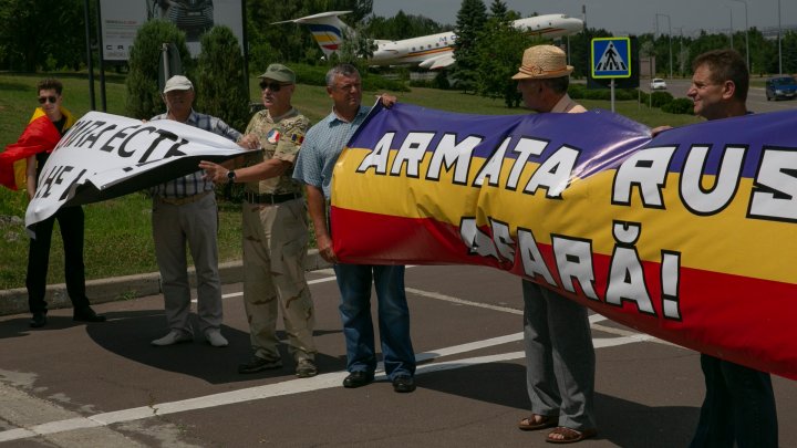 Сreatorul alianței Kozak ACUM-PSRM a revenit la Chișinău. Emisarul rus a fost întâmpinată cu proteste 