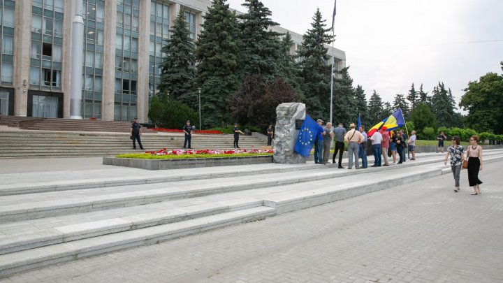 Сreatorul alianței Kozak ACUM-PSRM a revenit la Chișinău. Emisarul rus a fost întâmpinată cu proteste 