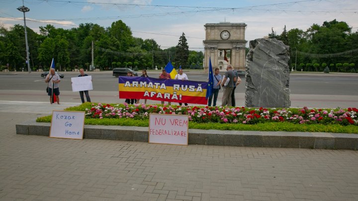 Сreatorul alianței Kozak ACUM-PSRM a revenit la Chișinău. Emisarul rus a fost întâmpinată cu proteste 