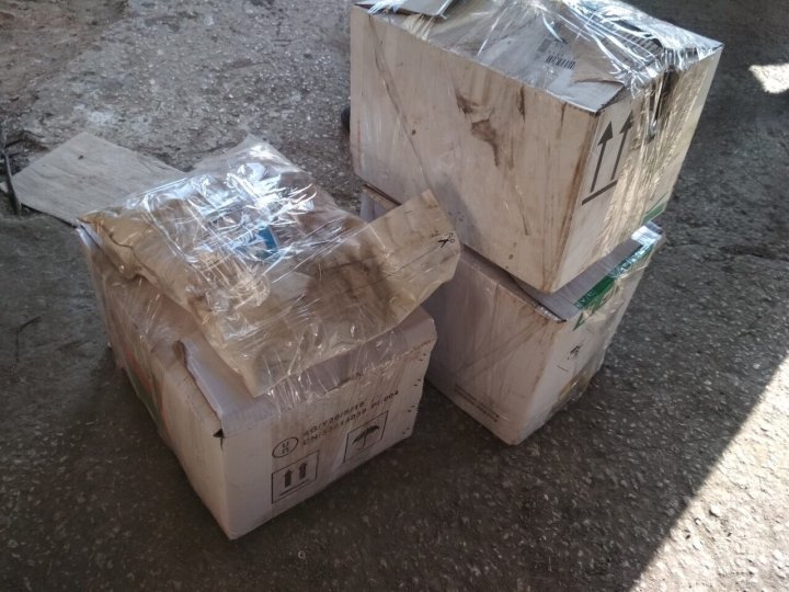 Mărfuri de contrabandă de peste 1 milion de lei, confiscate de vameși și procurori. De unde erau aduse bunurile şi ce riscă suspecţii (FOTO/VIDEO)