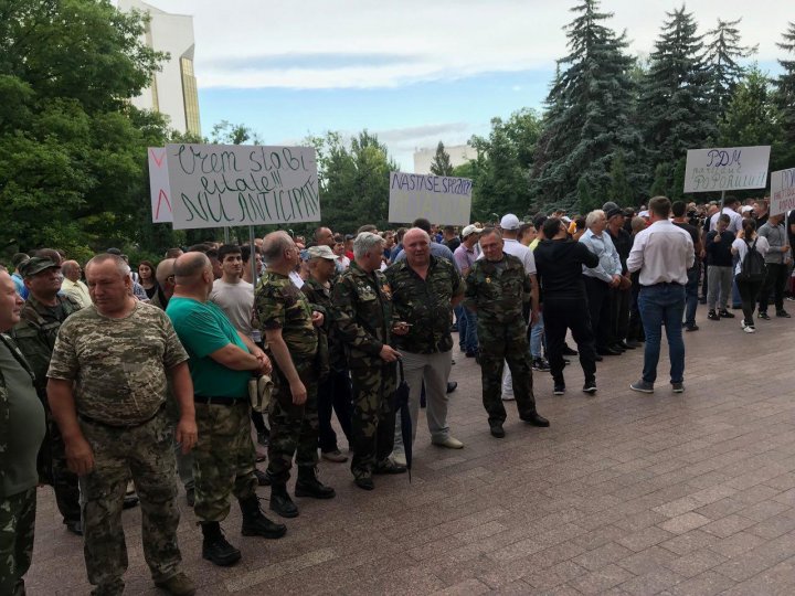 Miting la Parlament: 10.000 de oameni cer stabilitate politică, NU anticipate (FOTO)