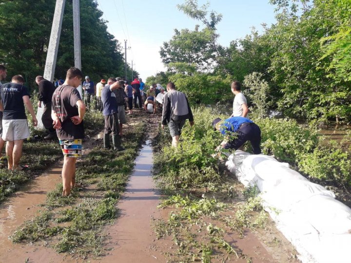 (VIDEO) Case inundate, copii evacuaţi, drumuri deteriorate şi copaci doborâţi la pământ, în urma PLOILOR şi a VIJELIEI de ieri