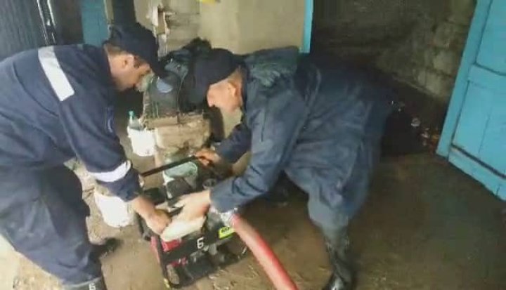 (VIDEO) Case inundate, copii evacuaţi, drumuri deteriorate şi copaci doborâţi la pământ, în urma PLOILOR şi a VIJELIEI de ieri