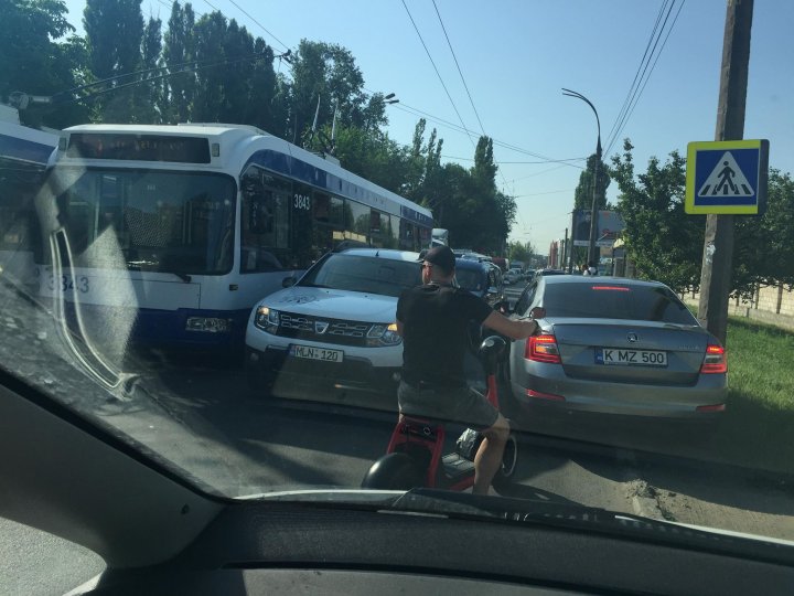 ACCIDENT în Capitală: Două maşini s-au ciocnit din cauza unei manevre greşite. Poliţia, la faţa locului (FOTO)