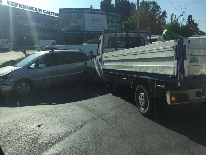 ACCIDENT în Capitală: Două maşini s-au ciocnit din cauza unei manevre greşite. Poliţia, la faţa locului (FOTO)