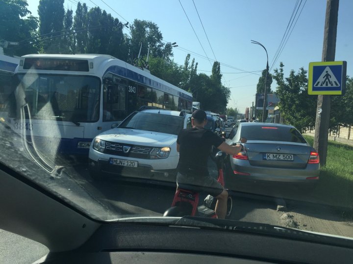 ACCIDENT în Capitală: Două maşini s-au ciocnit din cauza unei manevre greşite. Poliţia, la faţa locului (FOTO)