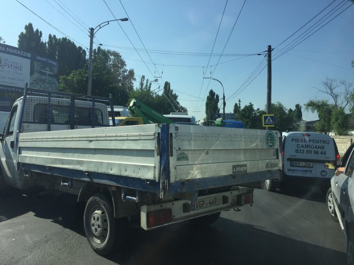 ACCIDENT în Capitală: Două maşini s-au ciocnit din cauza unei manevre greşite. Poliţia, la faţa locului (FOTO)