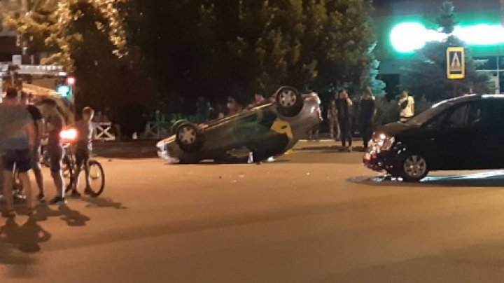 ACCIDENT GRAV în Capitală. Trei mașini s-au lovit violent. Un taxi, RĂSTURNAT. Taximetristul şi o pasageră, răniţi