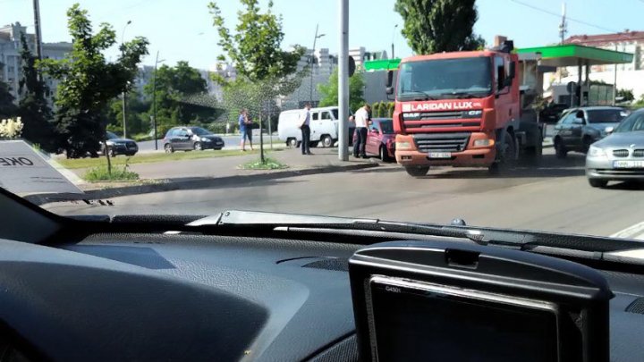 ACCIDENT în Capitală. O maşină s-a lovit violent cu un camion (FOTO)