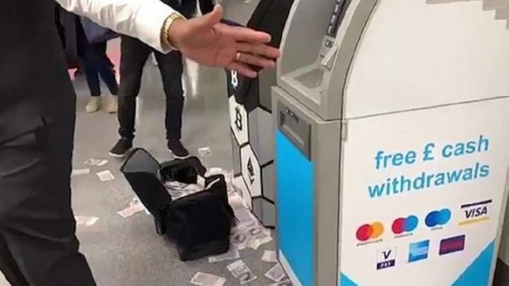 Mii de lire sterline au zburat dintr-un bancomat, la Londra. Un bărbat a umplut o geantă cu bani (VIDEO)