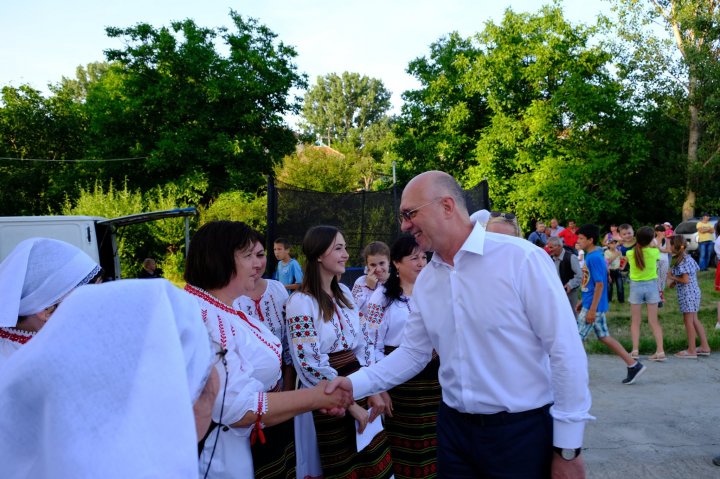 (FOTO) De Duminica Mare, Pavel Filip a mers la hramul localității Țigănești: Avem atâția copii frumoși. Pentru ei muncim mai departe