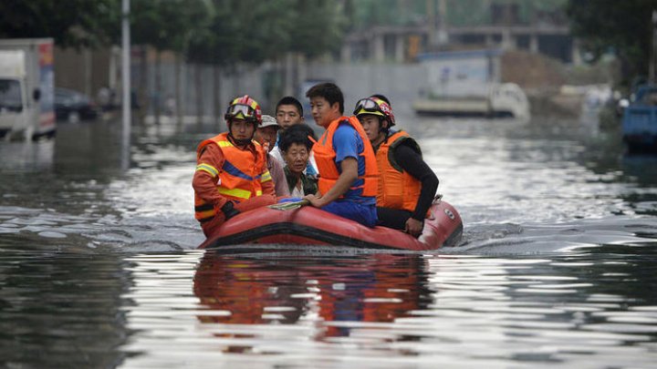 Inundațiile au făcut prăpăd în China. Cel puțin cinci persoane au murit, iar mii de oameni au fost evacuaţi