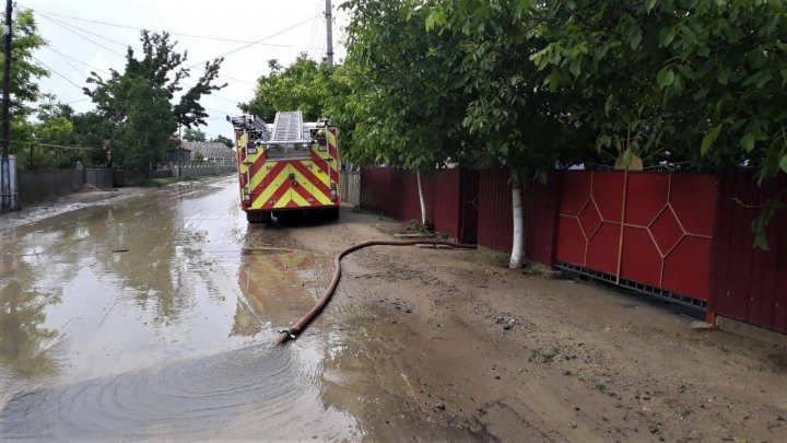 DEZASTRU în ţară, după ploile din ultima perioadă: Drumuri deteriorate, case inundate, culturi agricole şi livezi distruse