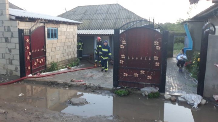 DEZASTRU în ţară, după ploile din ultima perioadă: Drumuri deteriorate, case inundate, culturi agricole şi livezi distruse