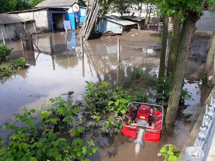 PLOILE continuă să facă DEZASTRU. Mai multe gospodării din nordul ţării, înecate în ape (VIDEO)