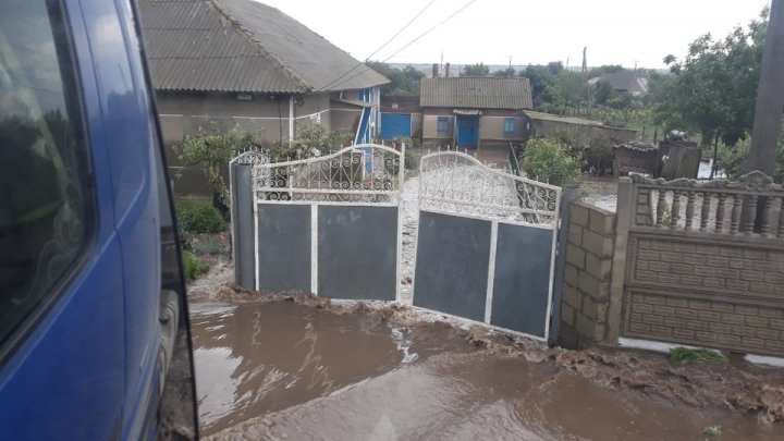 DEZASTRU în ţară, după ploile din ultima perioadă: Drumuri deteriorate, case inundate, culturi agricole şi livezi distruse