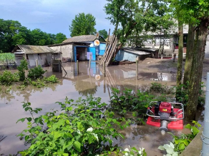 PLOILE continuă să facă DEZASTRU. Mai multe gospodării din nordul ţării, înecate în ape (VIDEO)