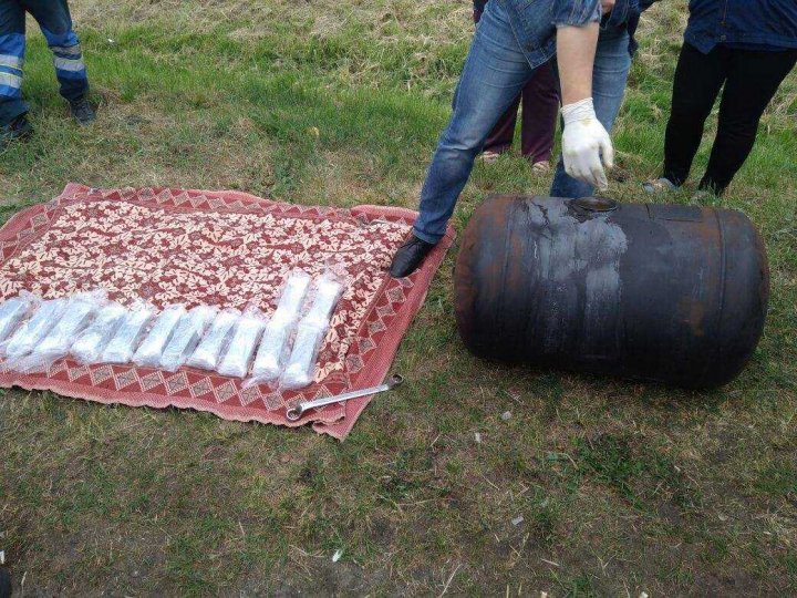 Membrii unui grup criminal, dintre care PATRU ANGAJAȚI AI POLIȚIEI, reținuți pentru traficul de hașiș din Spania în Federația Rusă (VIDEO)