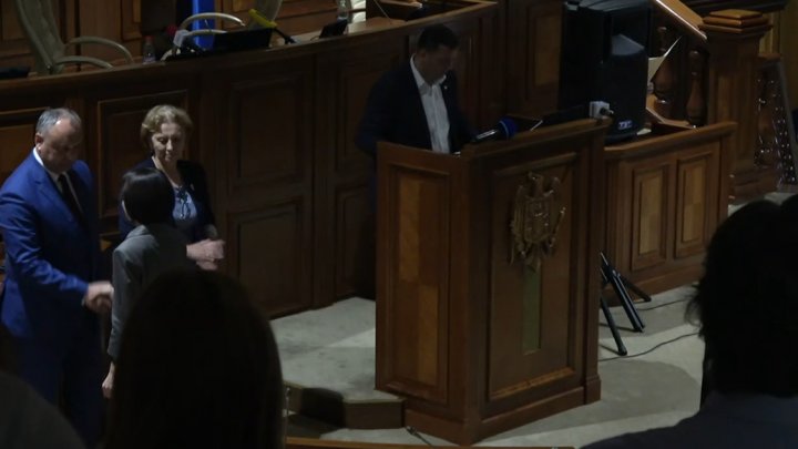 Guvern din întuneric. Maia Sandu a uitat de principii și a dat mâna cu Igor Dodon