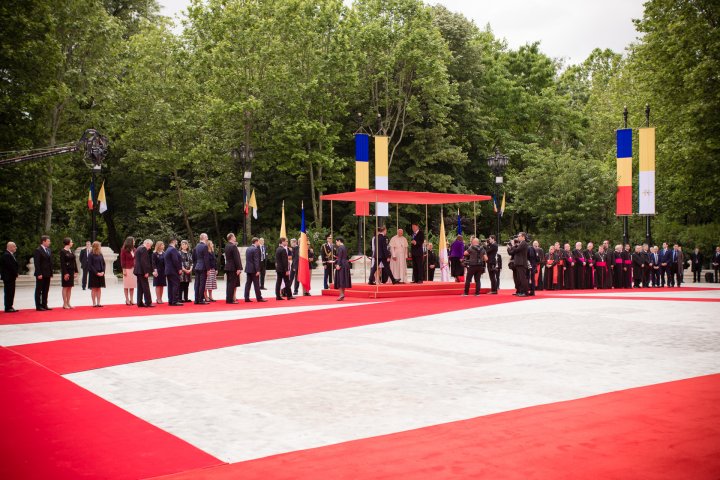 Prima zi din vizita Papei Francisc în România (FOTOREPORT)