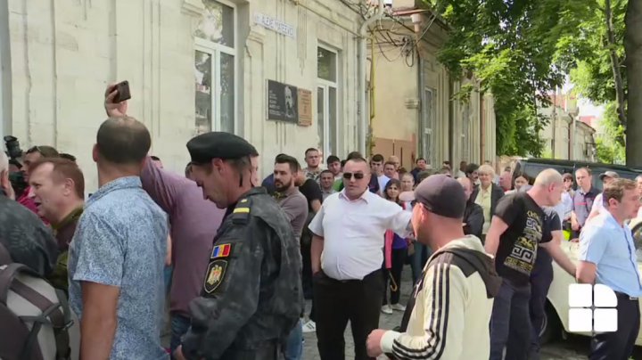 MOBILIZARE la sediul PAS. Unioniştii s-au adunat pentru a protesta faţă de decizia partidului condus de Maia Sandu (FOTO) 