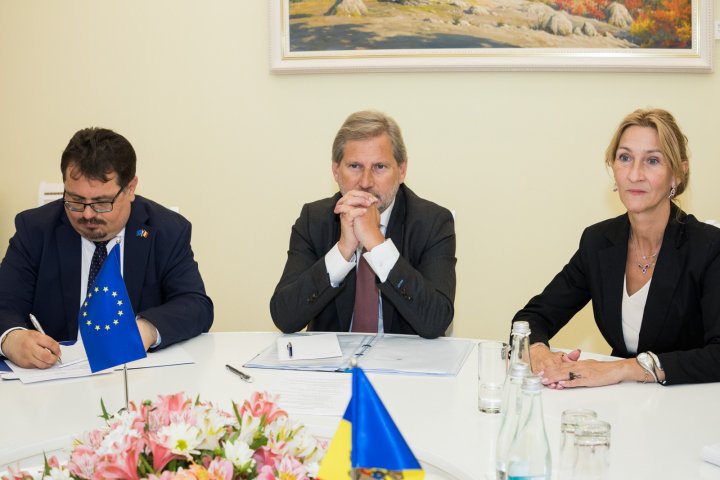 Situaţia politică din ţară şi relațiile dintre Moldova şi UE, discutate de Pavel Filip şi Johannes Hahn