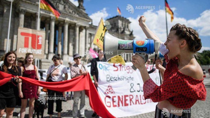 În Germania militanţii ecologişti au încercuit parlamentul