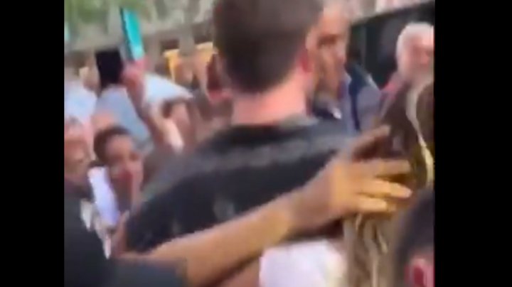 Momentul în care Miley Cyrus este agresată de un fan în Barcelona (VIDEO)