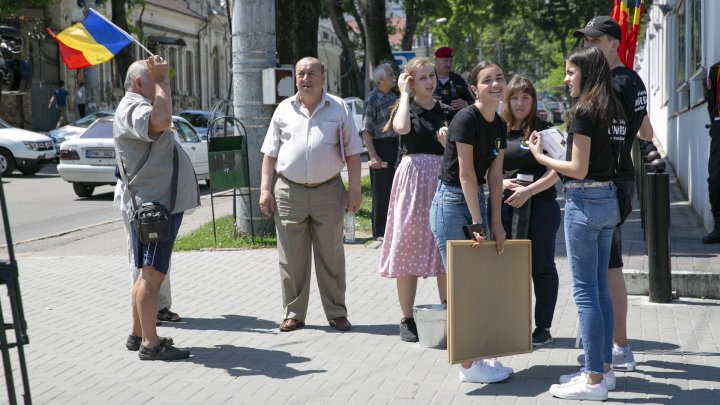 Unioniştii au manifestat la Ambasada Rusiei de la Chişinău: Armata rusă, afară! (FOTOREPORT)