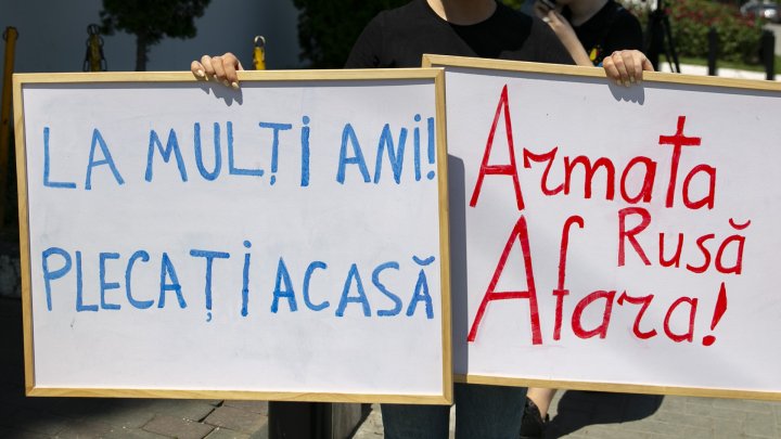 Unioniştii au manifestat la Ambasada Rusiei de la Chişinău: Armata rusă, afară! (FOTOREPORT)