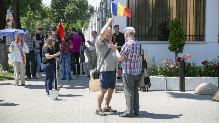 Unioniştii au manifestat la Ambasada Rusiei de la Chişinău: Armata rusă, afară! (FOTOREPORT)