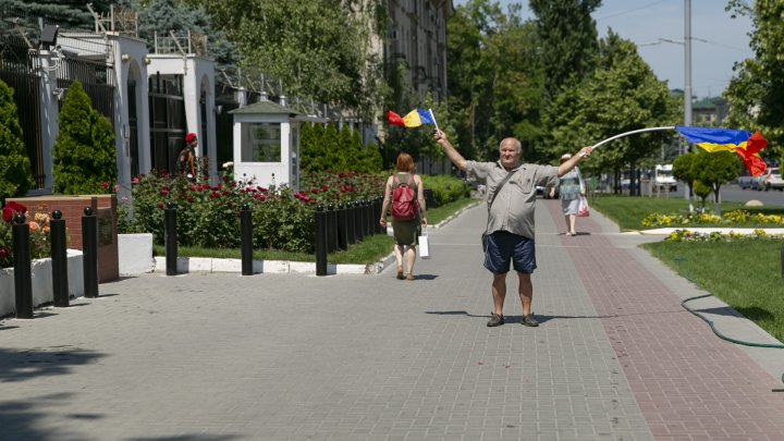 Unioniştii au manifestat la Ambasada Rusiei de la Chişinău: Armata rusă, afară! (FOTOREPORT)