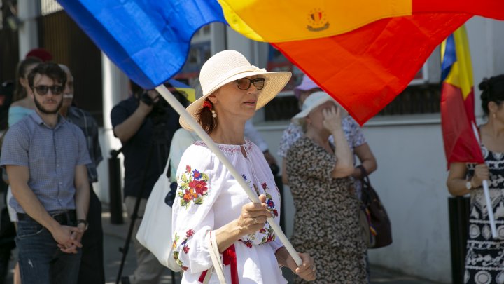 Unioniştii au manifestat la Ambasada Rusiei de la Chişinău: Armata rusă, afară! (FOTOREPORT)