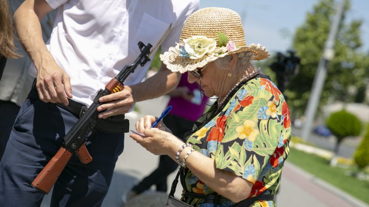 Unioniştii au manifestat la Ambasada Rusiei de la Chişinău: Armata rusă, afară! (FOTOREPORT)