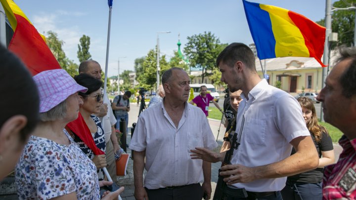 Unioniştii au manifestat la Ambasada Rusiei de la Chişinău: Armata rusă, afară! (FOTOREPORT)