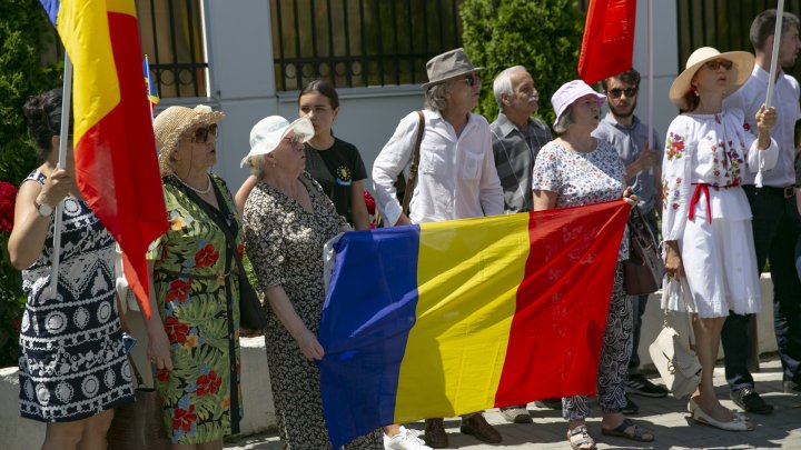 Unioniştii au manifestat la Ambasada Rusiei de la Chişinău: Armata rusă, afară! (FOTOREPORT)