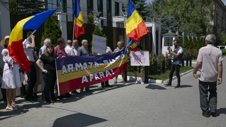 Unioniştii au manifestat la Ambasada Rusiei de la Chişinău: Armata rusă, afară! (FOTOREPORT)