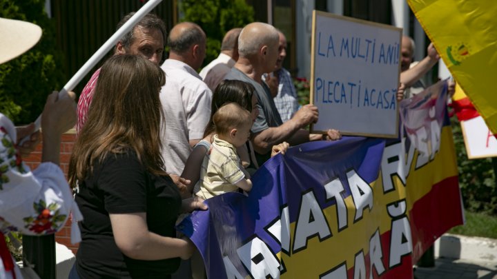 Unioniştii au manifestat la Ambasada Rusiei de la Chişinău: Armata rusă, afară! (FOTOREPORT)