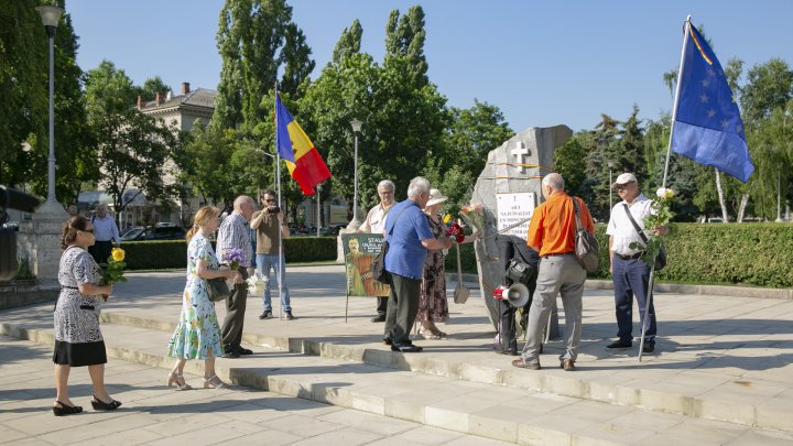 Victimele primului val al deportărilor staliniste sunt astăzi comemorate (FOTOREPORT)