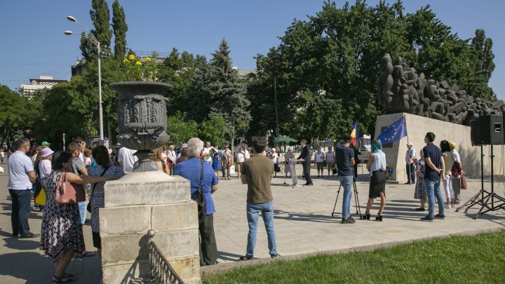 Victimele primului val al deportărilor staliniste sunt astăzi comemorate (FOTOREPORT)