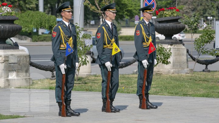 Soldaţii Armatei Naţionale din garnizoana Chişinău au depus jurământul militar (FOTOREPORT)