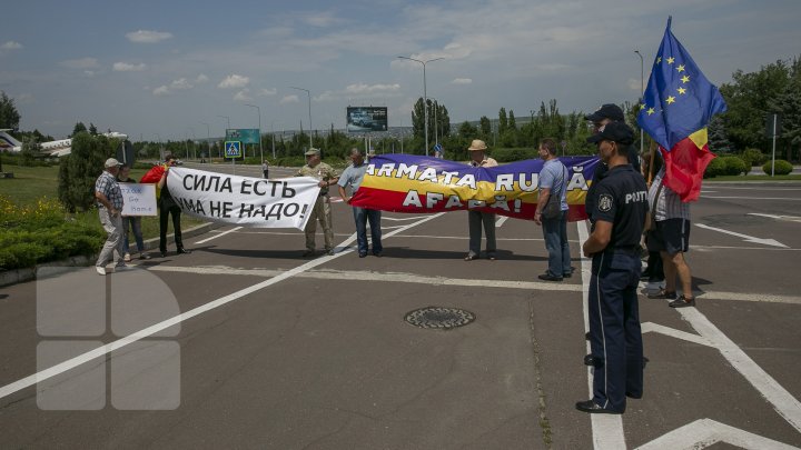 (FOTO) Protest la Aeroport, unde a aterizat avionul lui Dmitri Kozak. Manifestanţii au scandat ARMATA RUSĂ, AFARĂ!