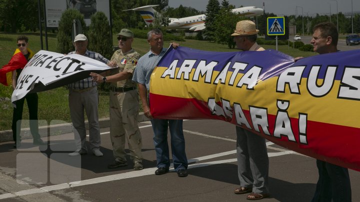 (FOTO) Protest la Aeroport, unde a aterizat avionul lui Dmitri Kozak. Manifestanţii au scandat ARMATA RUSĂ, AFARĂ!