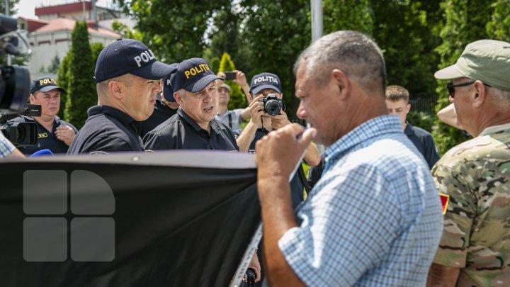 (FOTO) Protest la Aeroport, unde a aterizat avionul lui Dmitri Kozak. Manifestanţii au scandat ARMATA RUSĂ, AFARĂ!