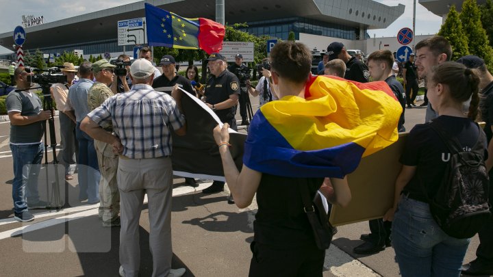 (FOTO) Protest la Aeroport, unde a aterizat avionul lui Dmitri Kozak. Manifestanţii au scandat ARMATA RUSĂ, AFARĂ!