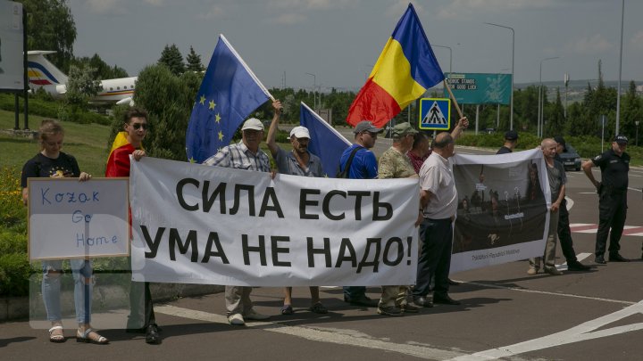 (FOTO) Protest la Aeroport, unde a aterizat avionul lui Dmitri Kozak. Manifestanţii au scandat ARMATA RUSĂ, AFARĂ!