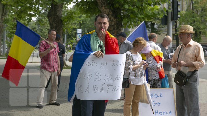 (FOTO) Protest la Aeroport, unde a aterizat avionul lui Dmitri Kozak. Manifestanţii au scandat ARMATA RUSĂ, AFARĂ!