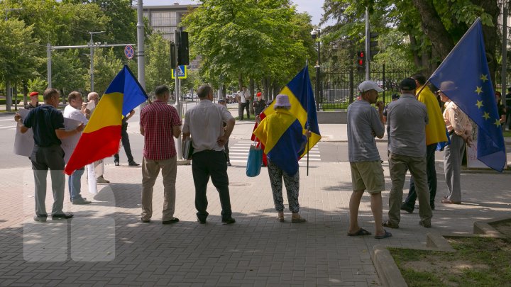 (FOTO) Protest la Aeroport, unde a aterizat avionul lui Dmitri Kozak. Manifestanţii au scandat ARMATA RUSĂ, AFARĂ!